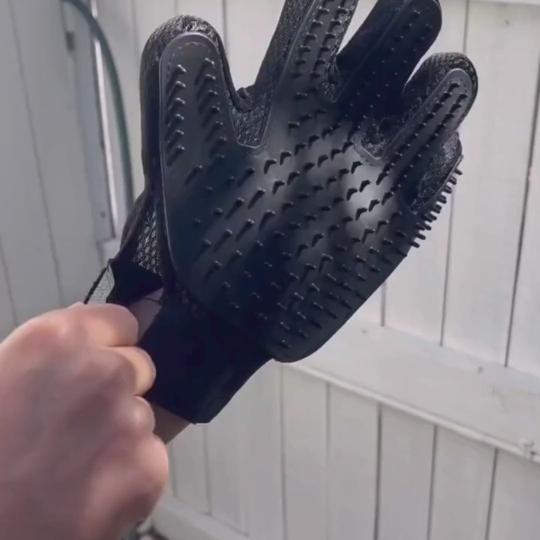 THE GROOMI: Groomi Grooming Gloves — silicone bath/de-shedding gloves, deep clean, lifts loose fur and dirt, quick lather, non-slip, mess-free bathing, improves coat health, for dogs & cats, ideal for medium-long coats, easy at-home grooming.