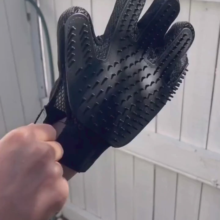 THE GROOMI: Groomi Grooming Gloves — silicone bath/de-shedding gloves, deep clean, lifts loose fur and dirt, quick lather, non-slip, mess-free bathing, improves coat health, for dogs & cats, ideal for medium-long coats, easy at-home grooming.