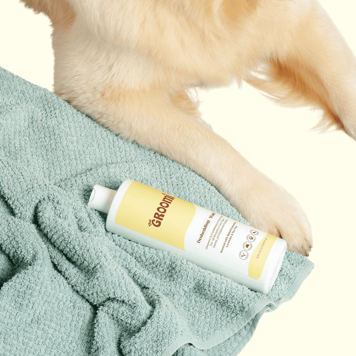 This triple-action deshedding wash cleans, conditions, and reduces shedding in one easy step. Ultra-gentle, non-irritating, pH balanced formula, strengthens, soothes, and reduces shedding at the source.
