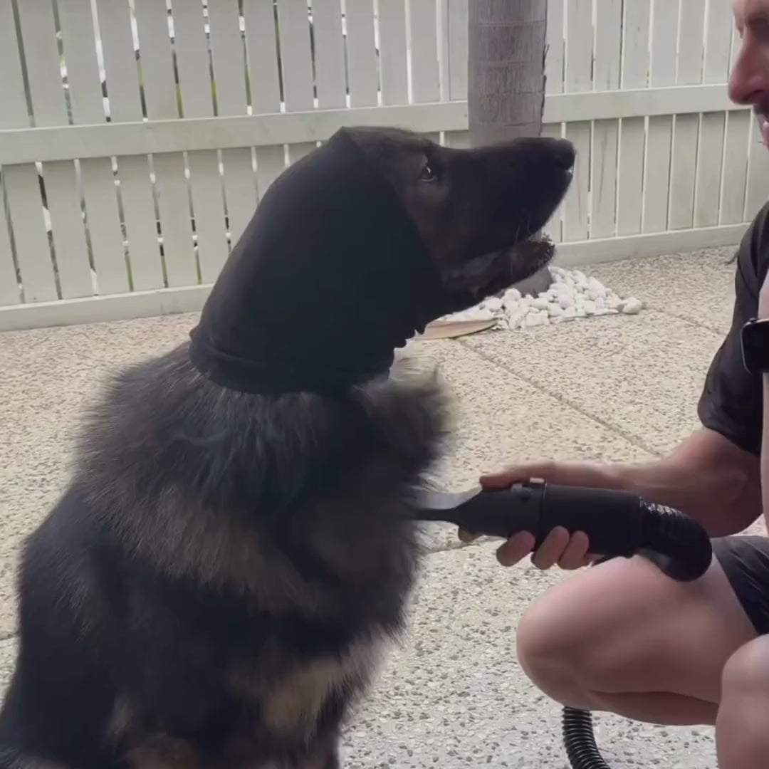  A soft, stretchy dog ear wrap designed to reduce noise from vacuums, dryers, thunder, and grooming tools. Helps soothe anxious dogs and prevent stress during loud moments.